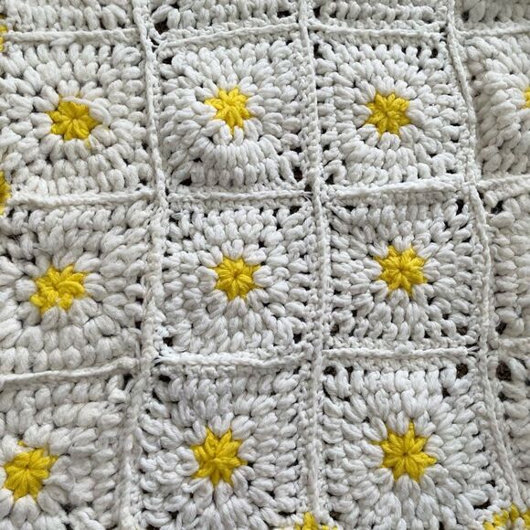 Beautiful white and yellow granny square blanket with ruffle scalloped edges - Picture 6 of 8